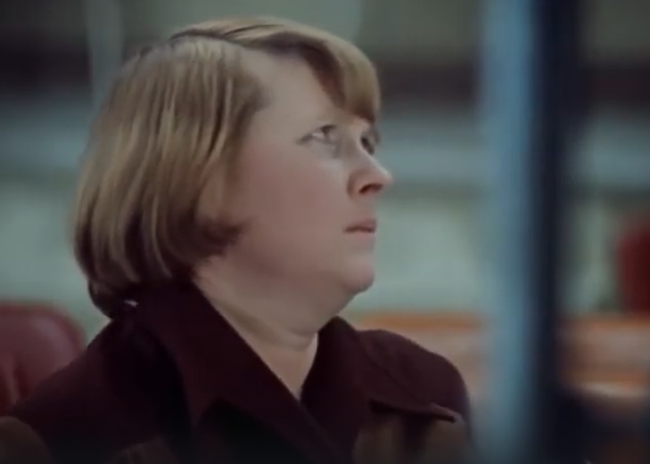 &quotСлужебный роман&quot или нет? Только киноман найдет лишний кадр - ТЕСТ Кадр из фильма &quotСлужебный роман&quot (12+)