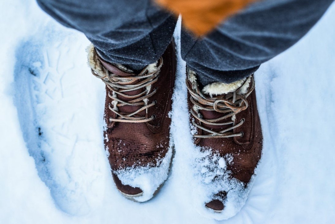Ноги не мерзнут даже в -30°C: копеечный метод - и обычные ботинки превратились в термос unsplash.com