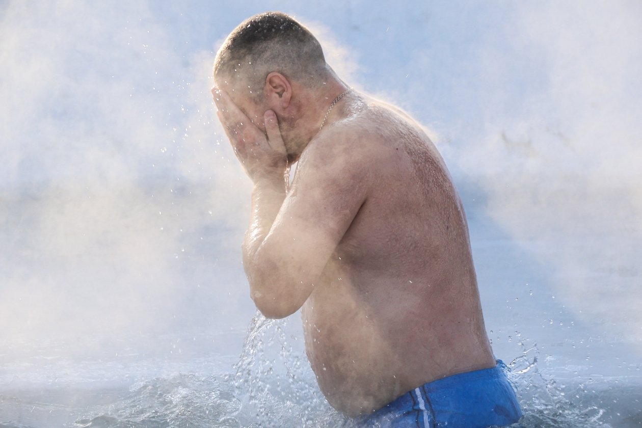 Православные окунаются в прорубь Юлия Ушакова, ИА IrkutskMedia