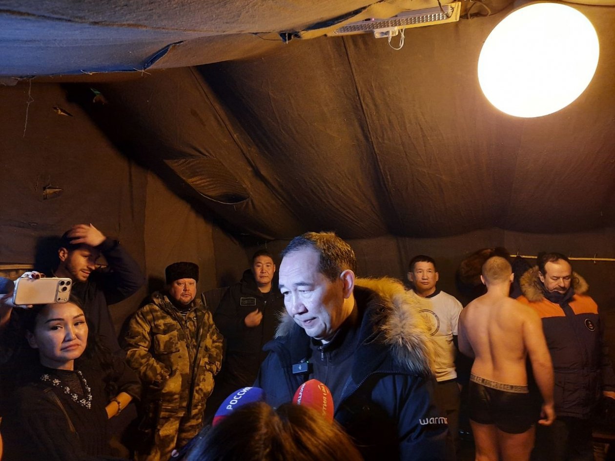 Айсен Николаев первым окунулся в крещенскую купель в Якутске ИА YakutiaMedia