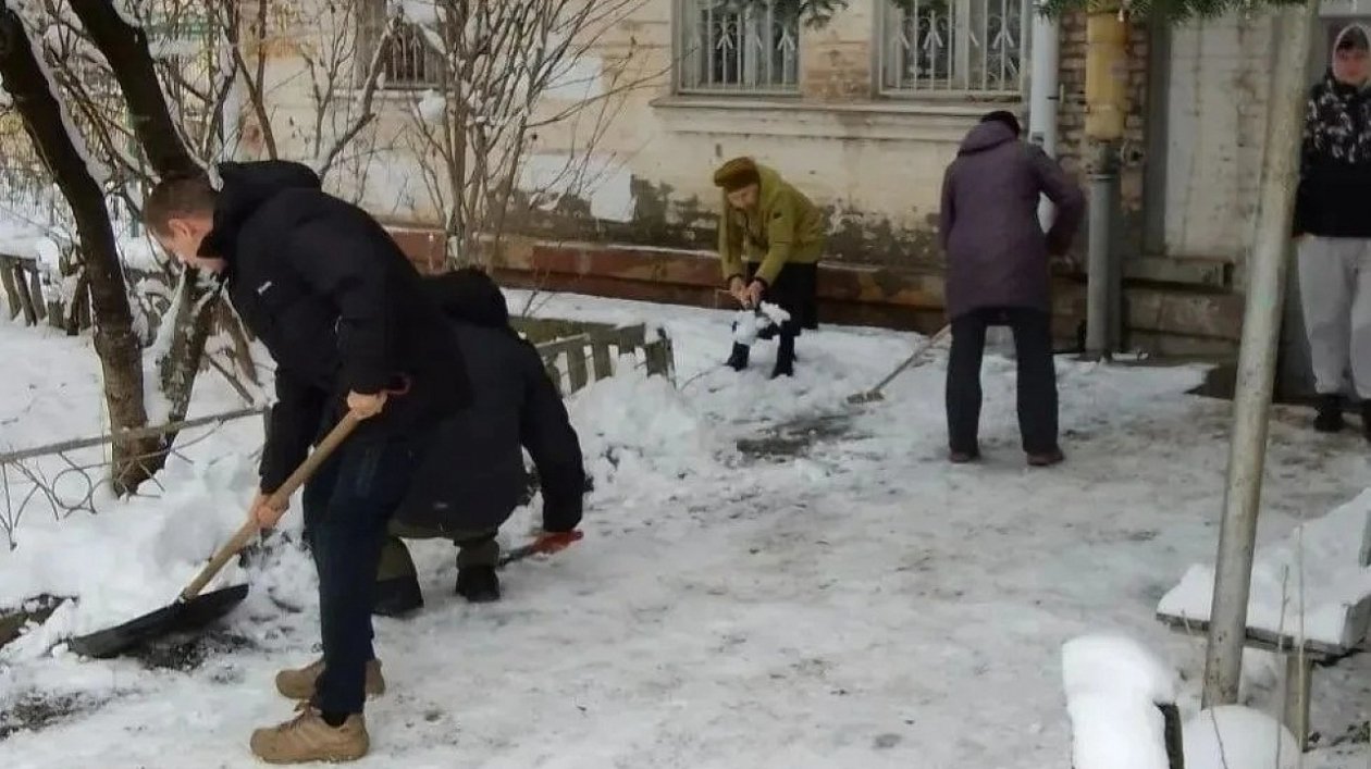 Краснодарские активисты ТОС помогают коммунальщикам чистить снег Пресс-служба администрации Краснодара