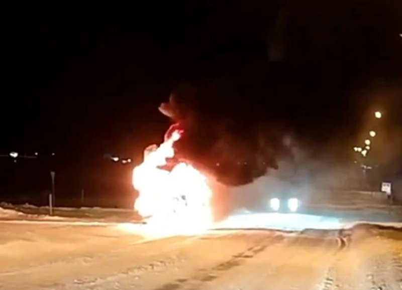 Фургон Почты России сгорел на Кубани t.me/kanevskaya_GAI