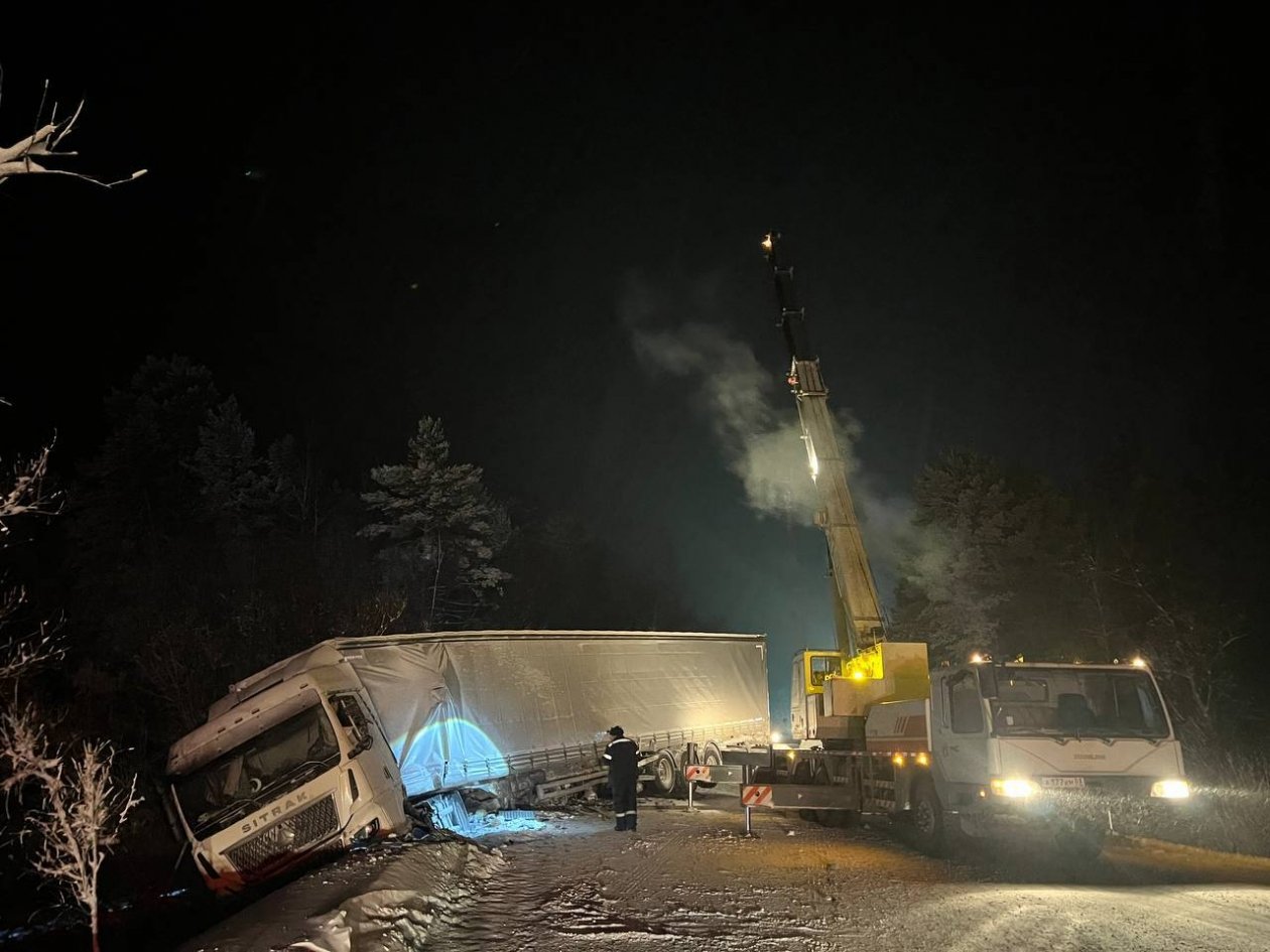 Большегруз подняли из кювета УПРДОР Южный Байкал