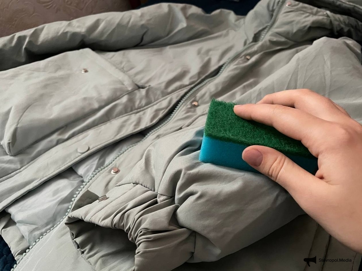 Чищу воротник прямо на вешалке — быстро и дешево: без стирки, без химии, без разводов ИА Stavropol.Media