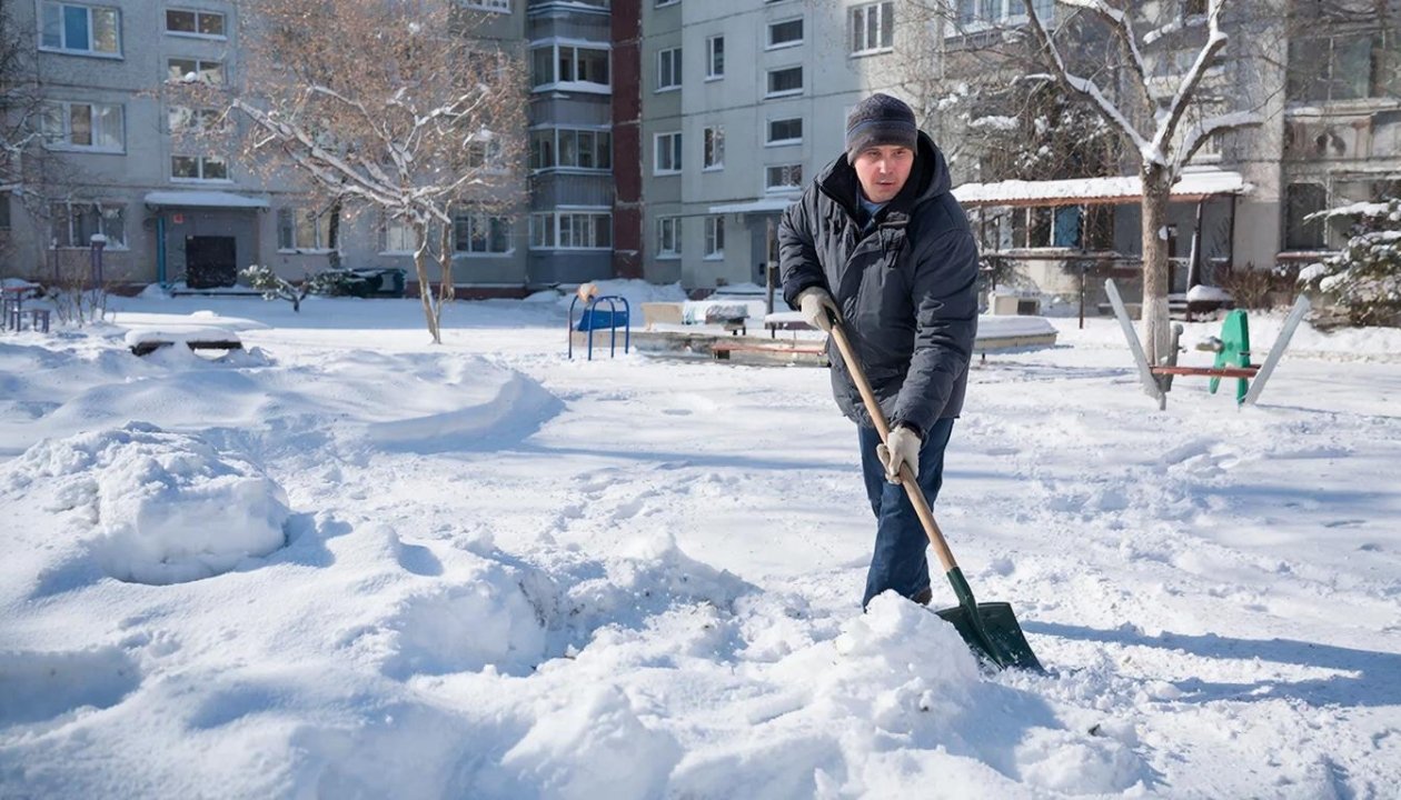 Всем, кто убирает снег во дворе, положена скидка на ЖКХ: вот как это работает ИИ Kandinsky (18+)