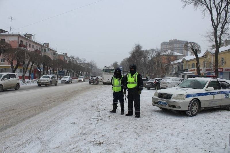 Уссурийские инспекторы ДПС спасли девушек на трассе Пресс-служба полиции Приморского края