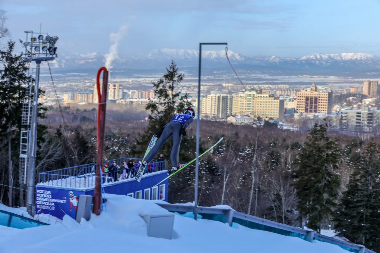 Зимнее первенство по прыжкам с трамплина провели на Сахалине Владимир Доможилов