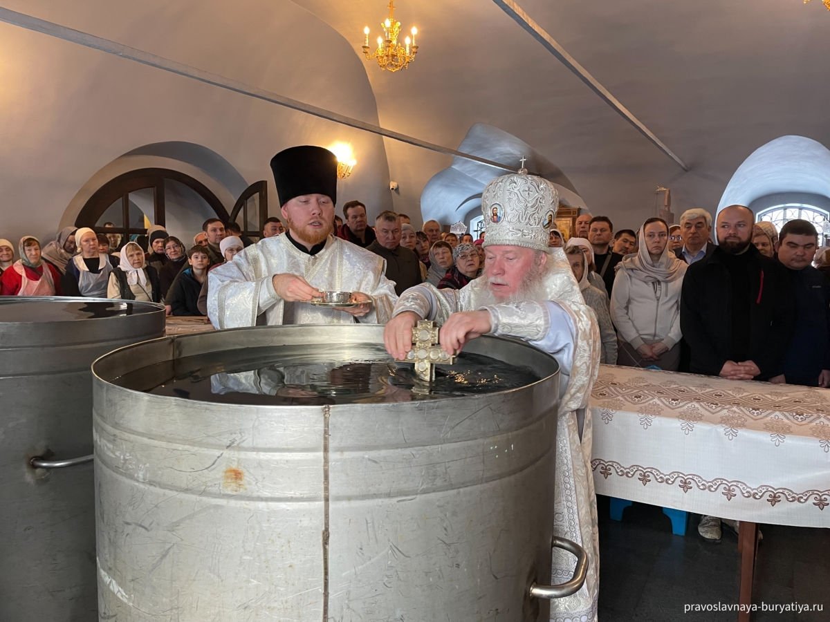 Митрополит Иосиф освятил воду на Крещенском сочельнике в Улан-Удэ Бурятская епархия