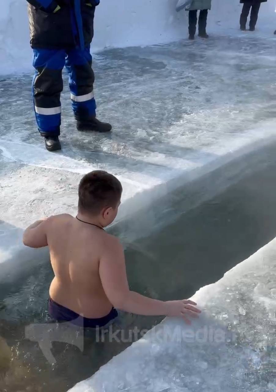 Несколько детей окунулись в ледяную прорубь на Крещение в Иркутске ИА IrkutskMedia