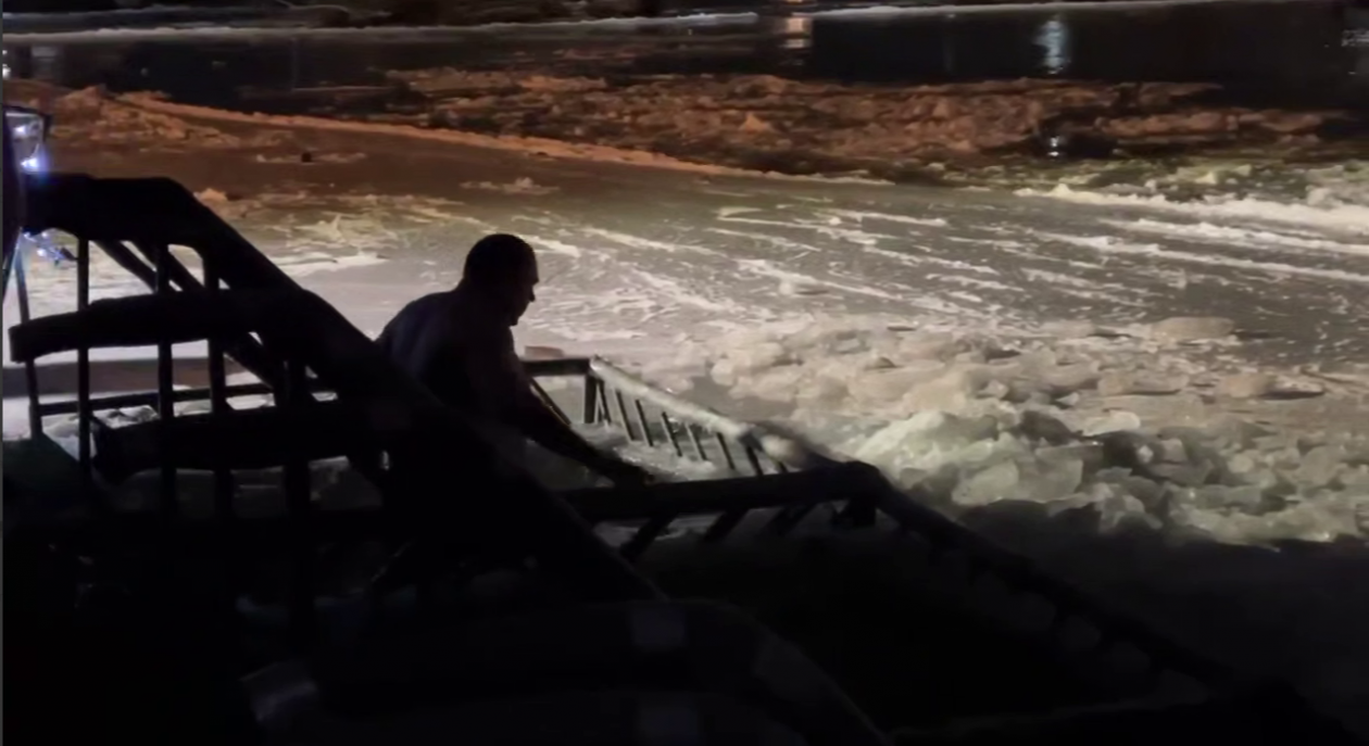 Мэр Невинномысска Михаил Миненков присоединился к крещенским купаниям Скриншот видео из соцсетей главы Невинномысска Михаила Миненкова