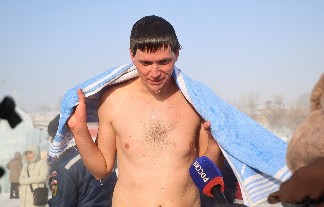 Корреспондент ИА IrkutskMedia окунулся в прорубь на Крещение в -32°C ИА IrkutskMedia