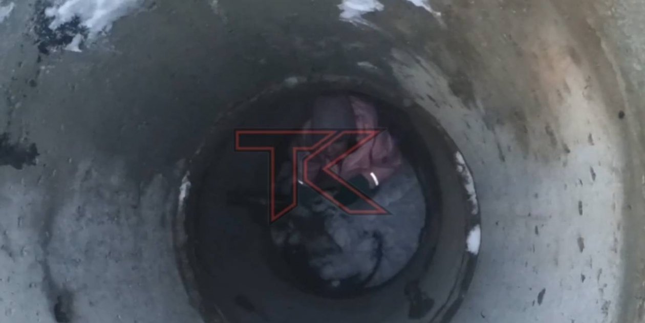 Маленькая девочка провалилась в открытый люк в снегу в Краснодаре t.me/tk_krd