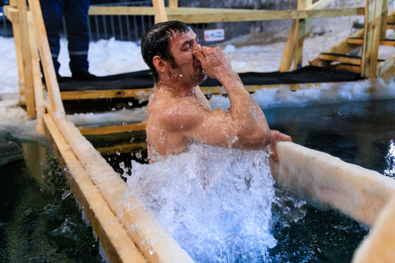 Роспотребнадзор предупредил кубанцев об опасности ныряния головой в прорубь Евгений Кулешов