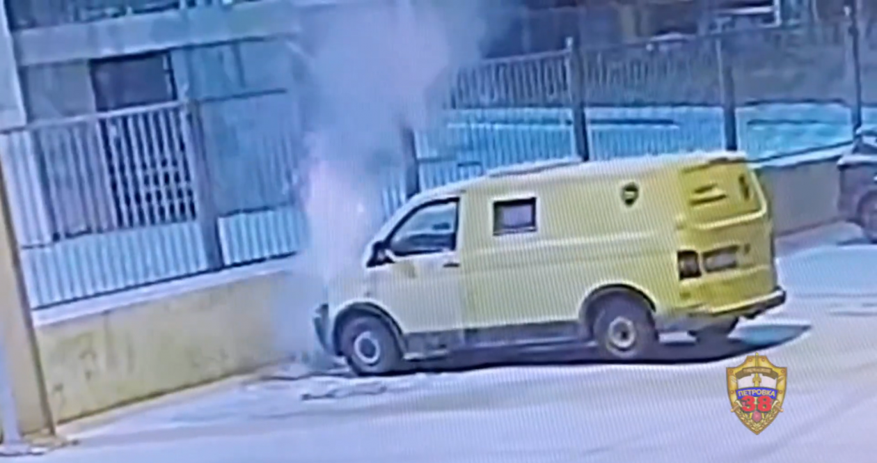 Появилось видео, как девушка поджигает машину инкассаторов в центре Москвы скрин из видео