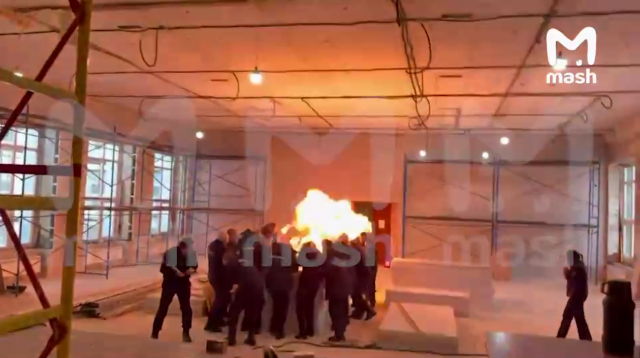 Момент взрыва светошумовой гранаты в центре подготовки МВД в Сыктывкаре Telegram / Mash (18+)