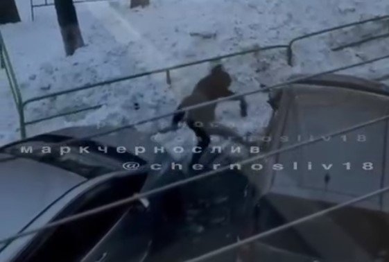 Мужчина пинает машину. Скриншот видео тг-канал (18+) mark2_che