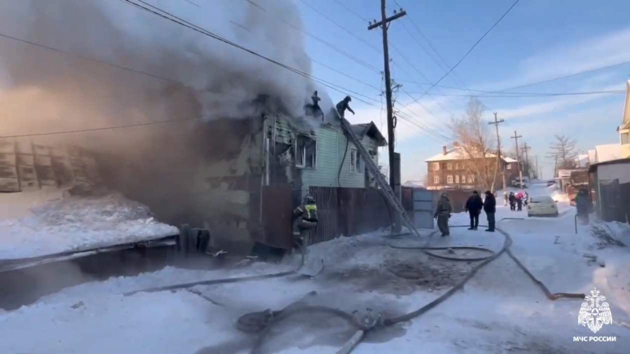 В Улан-Удэ горел двухэтажный жилой дом МЧС по Бурятии