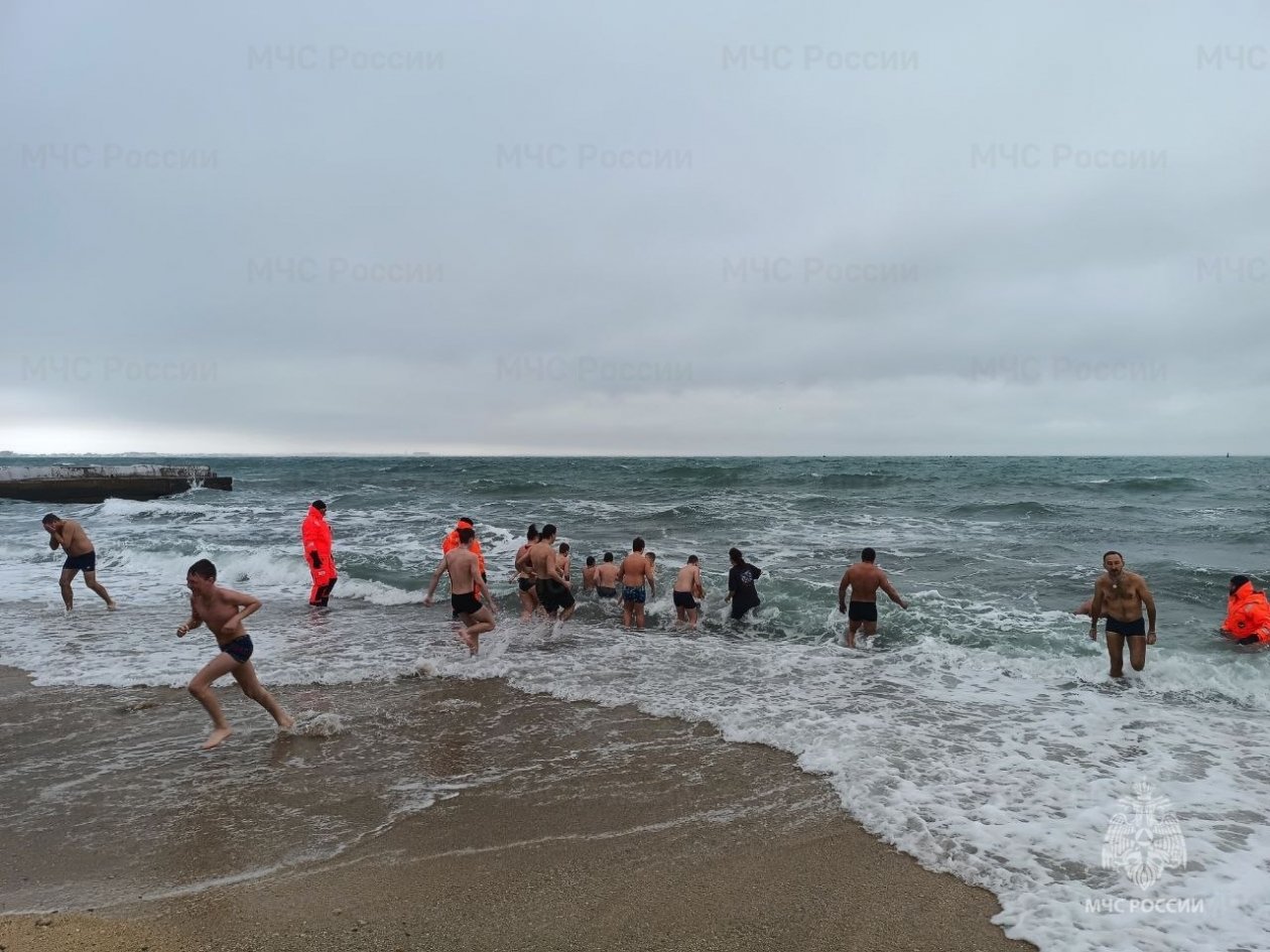 Холодная вода не испугала верующих МЧС Крыма
