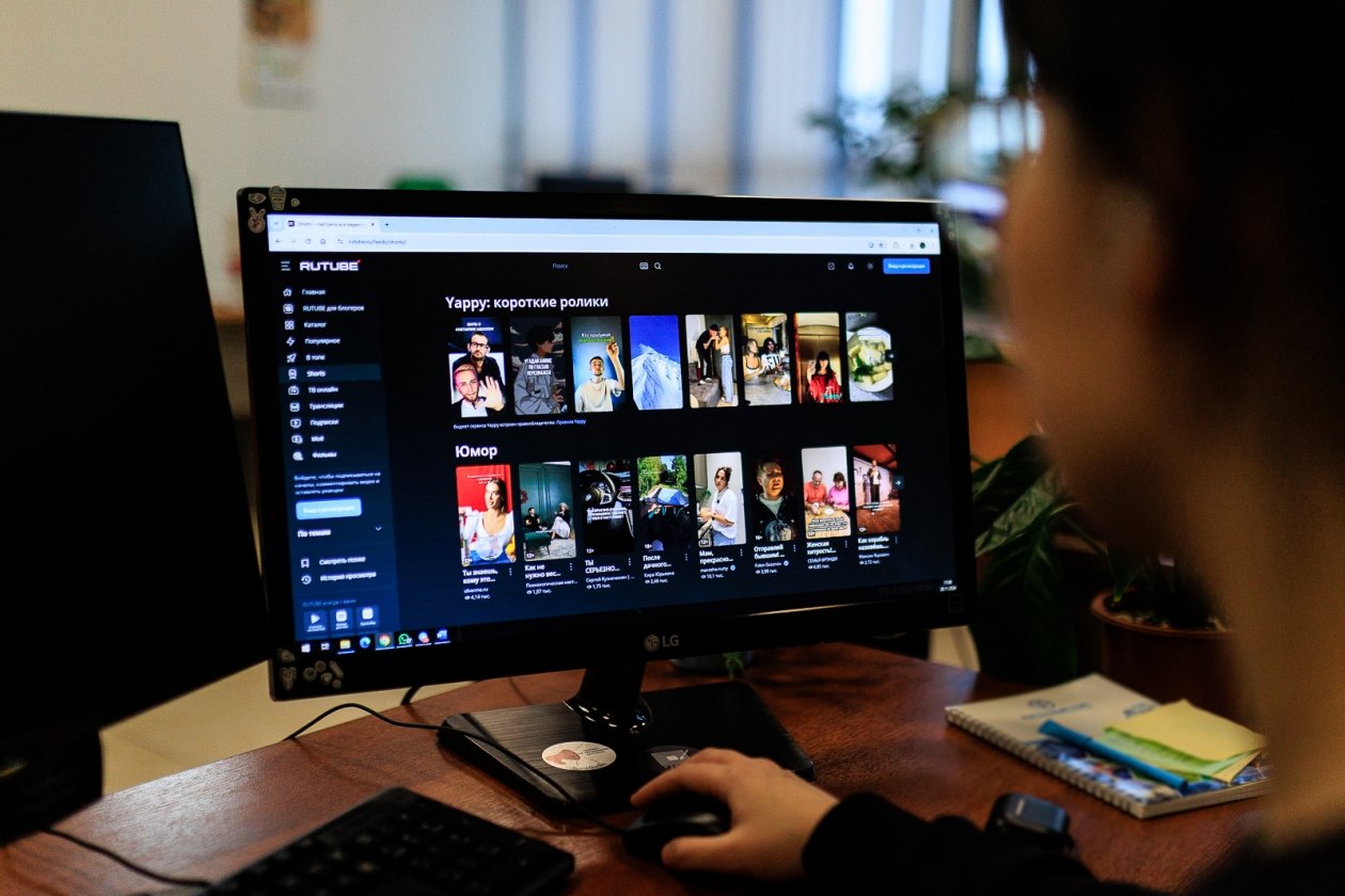 Соцсети, монитор, компьютер Евгений  Кулешов, ИА PrimaMedia.ru