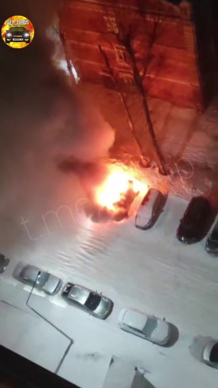 Два автомобиля загорелись на парковке перед домом в Иркутске тг-канал (18+) &quotДТП38&quot