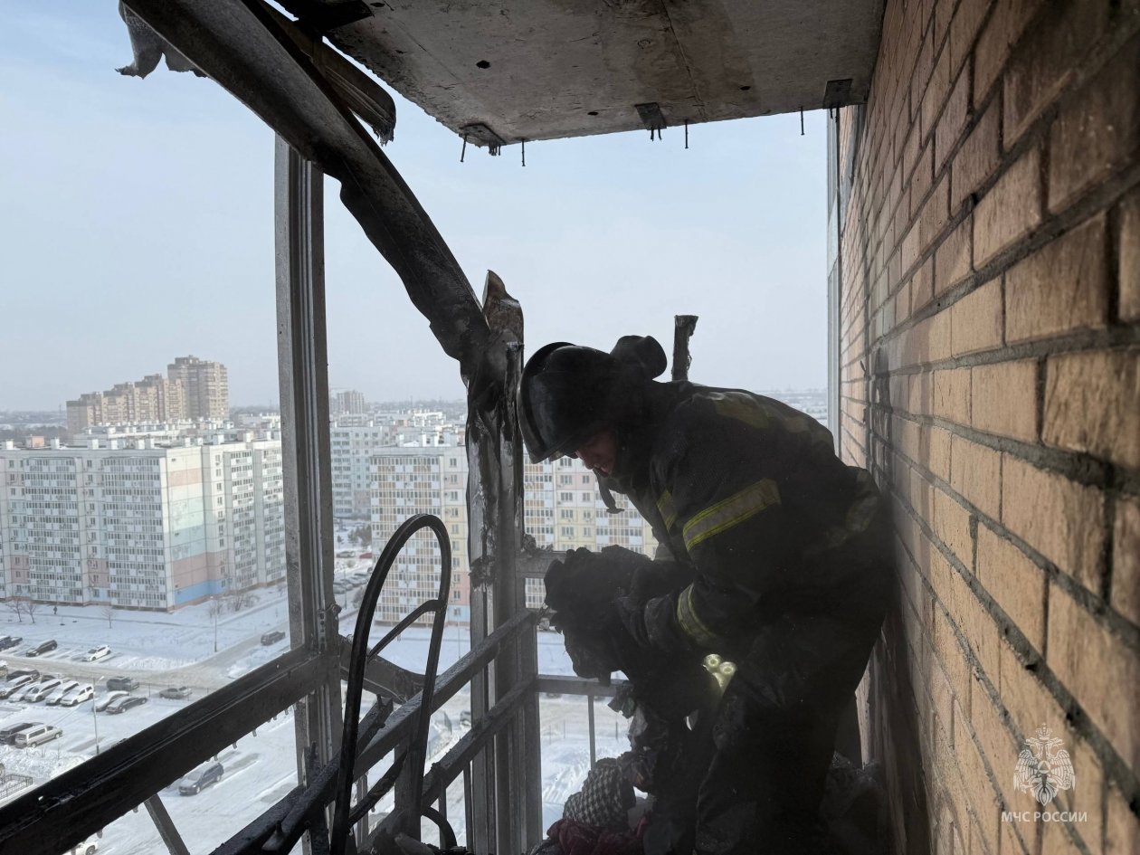 Пожар в многоэтажке Предоставлено пресс-службой ГУ МЧС России по Хабаровскому краю