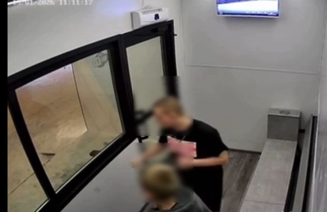 Двое пьяных подростков повредили тёплую остановку в Братске МУ МВД &quotБратское&quot