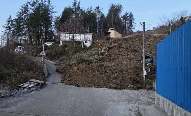 Оползень сошел на дорогу и перегородил движение в Сочи t.me/chepsochi