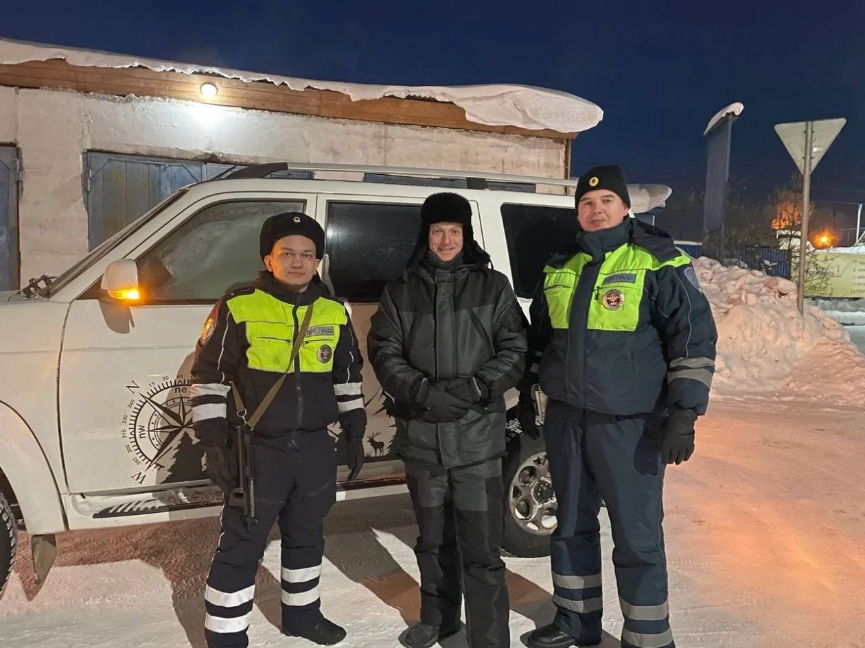 В Приангарье сотрудники ГАИ помогли водителю заглохшего в сильный мороз УАЗа Пресс-служба ГУ МВД России по региону
