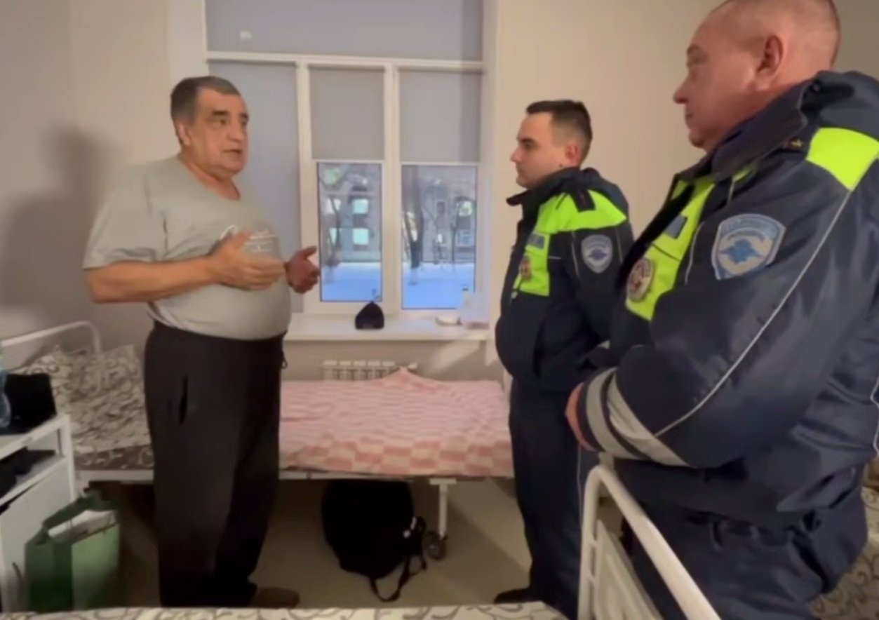 Сотрудники ГИБДД проведали в Армавире дальнобойщика после ЧП с газом в фуре t.me/mvd_23