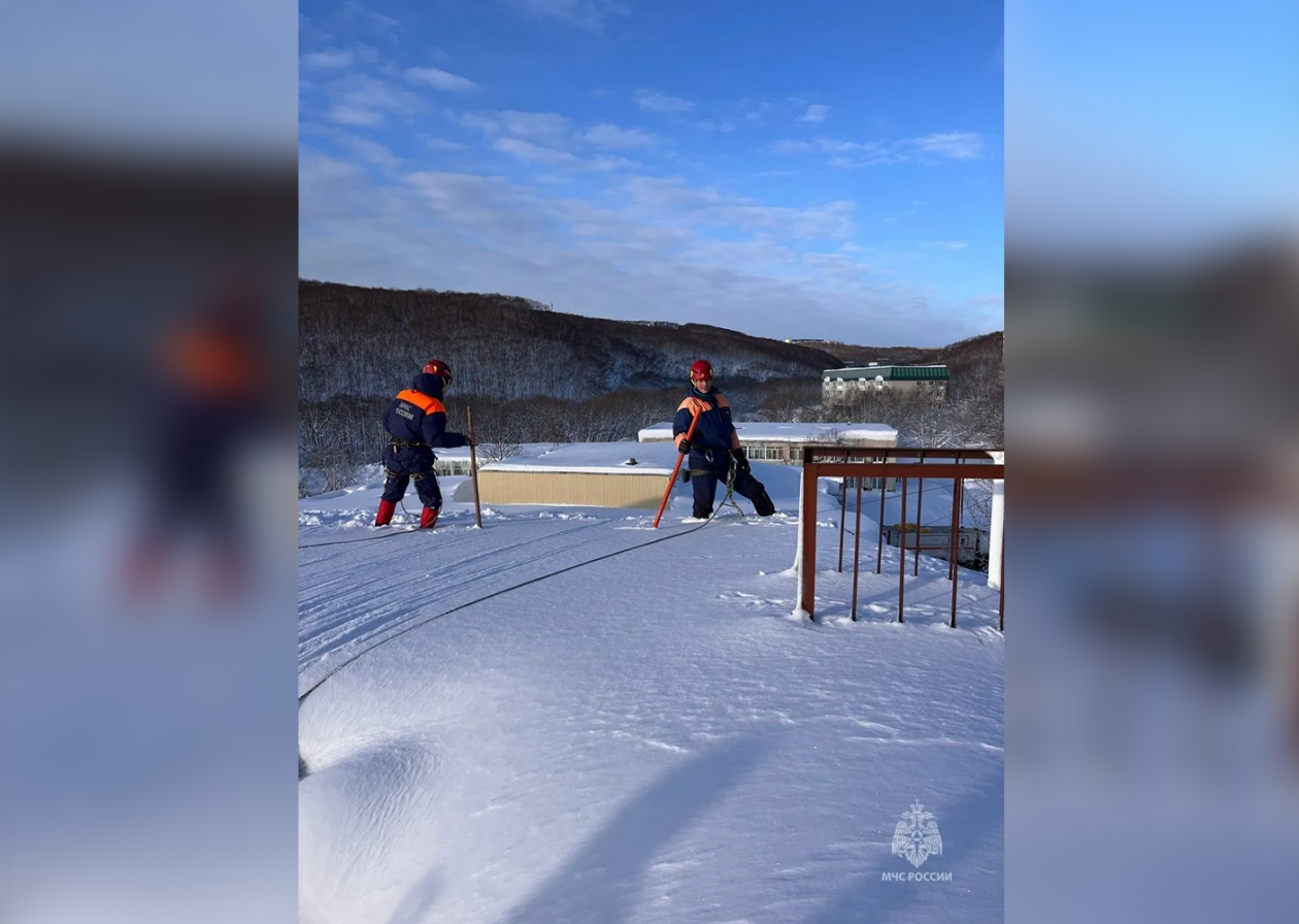 Сотрудники МЧС расчищают крыши социально значимых объеуктов пресс-служба ГУ МЧС России по Камчатскому краю