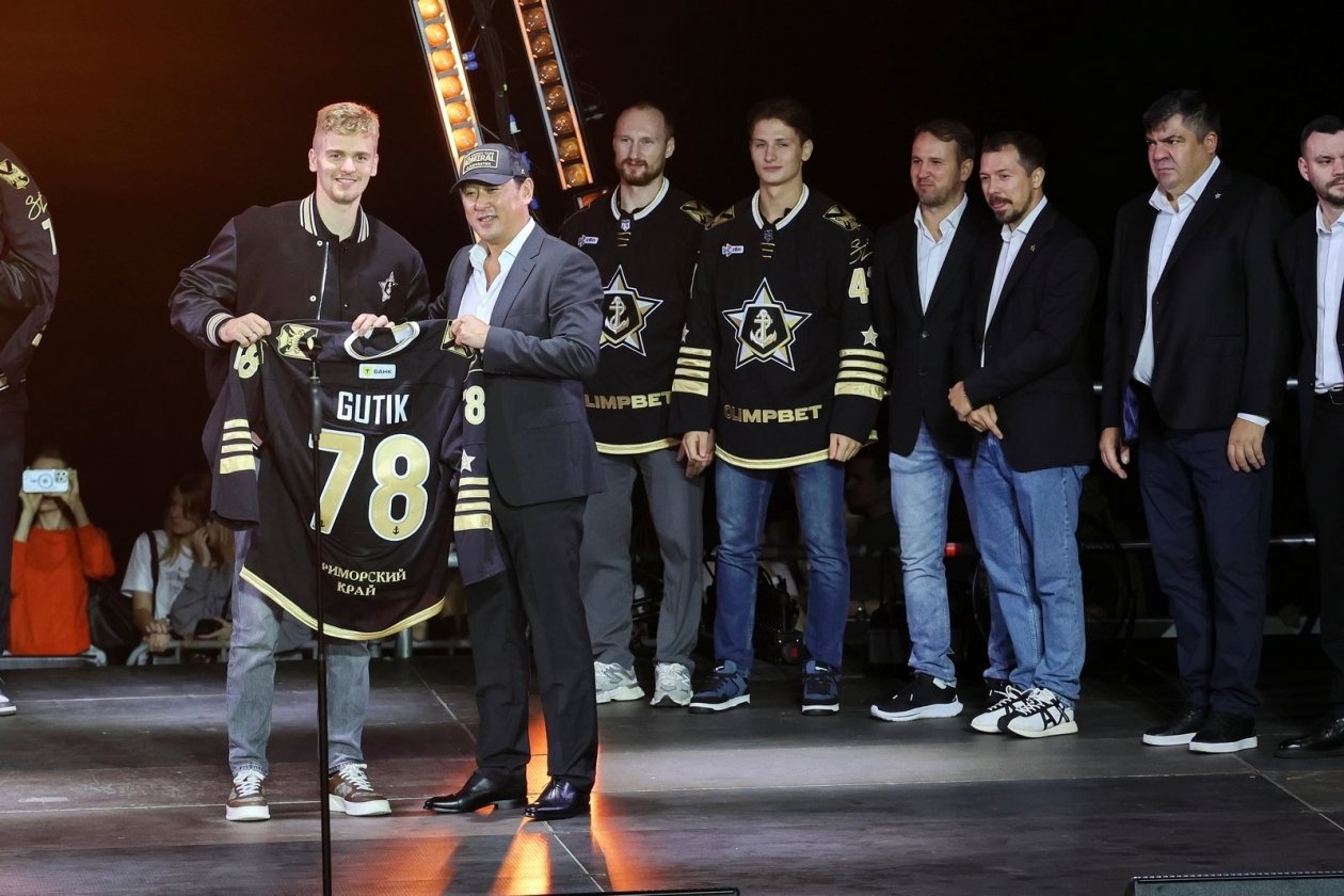 Даниил Гутик получает игровой свитер &quotАдмирала&quot на презентации команды ИА PrimaMedia