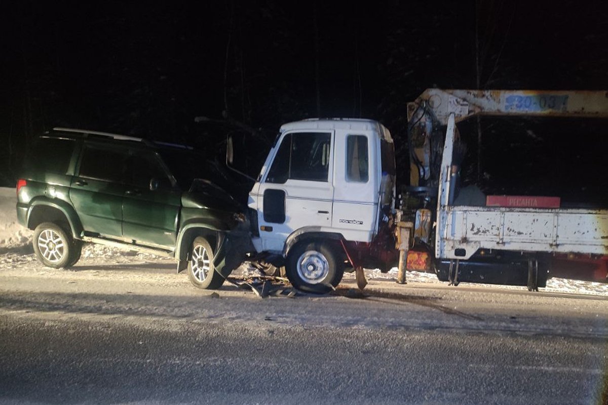 В Бурятии два человека пострадали в столкновении &quotУАЗика&quot с грузовиком ГИБДД по Бурятии