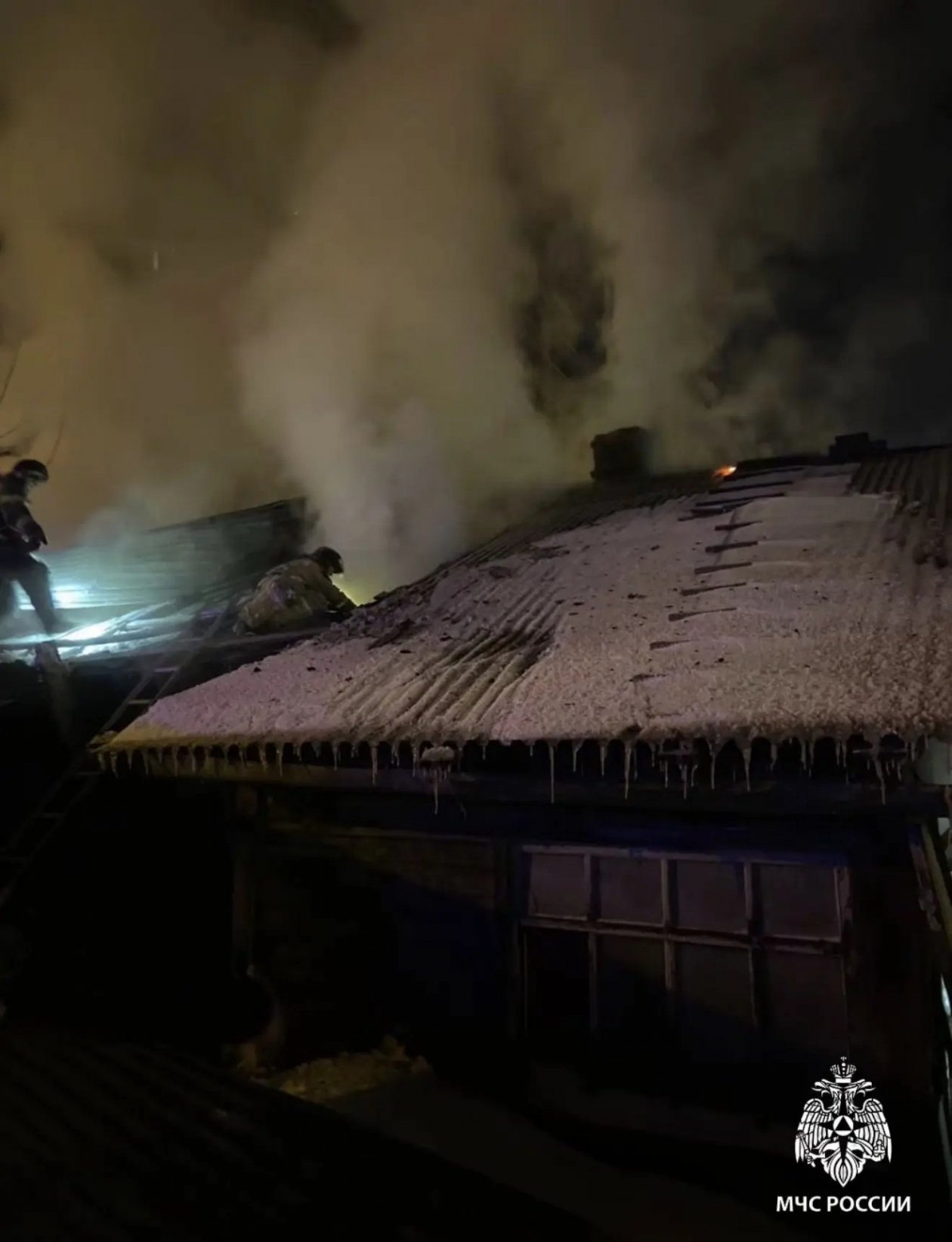 Два человека погибли при пожаре в жилом доме на улице Калинина в Иркутске Пресс-служба ГУ МЧС России по Иркутской области