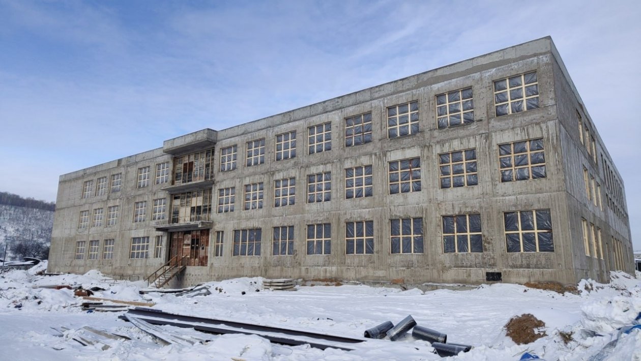 Бетонную коробку новой школы возвели в г. Облучье ЕАО ЕР ЕАО