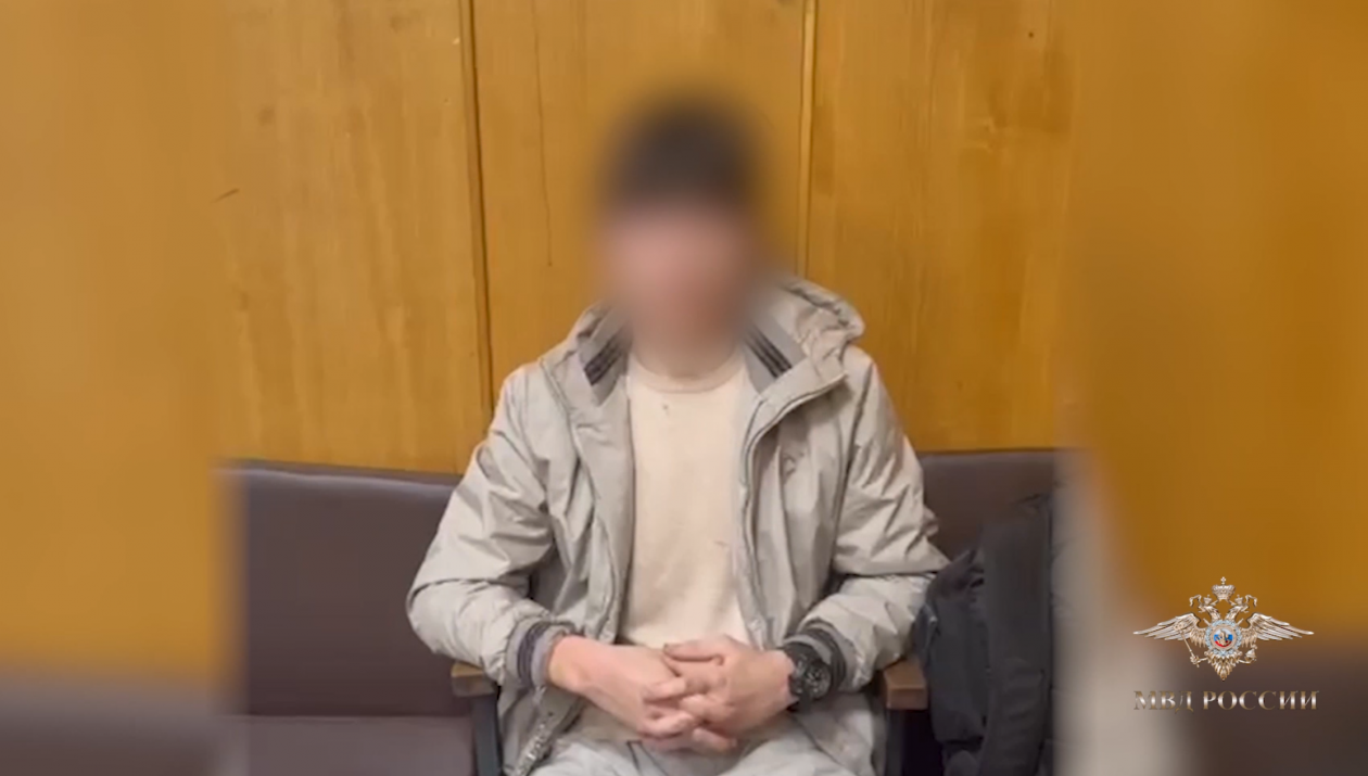 Подозреваемого в хищении средств вдовы участника СВО задержали в Хабаровске Скриншот с видео УМВД России по Хабаровскому краю