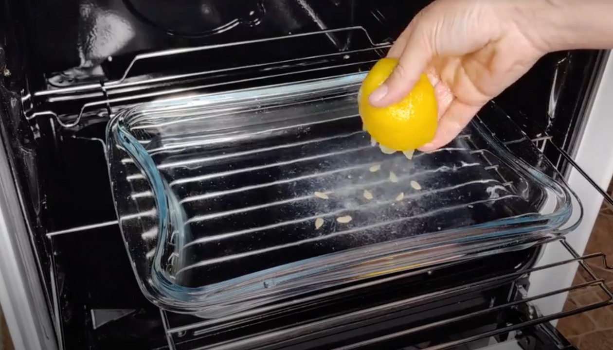 3 фрукта на противень - духовка сияет как экспонат в музее: никакого жира, нагара и копоти скриншот видео с дзен-канала &quotСоветы для дома&quot (12+)