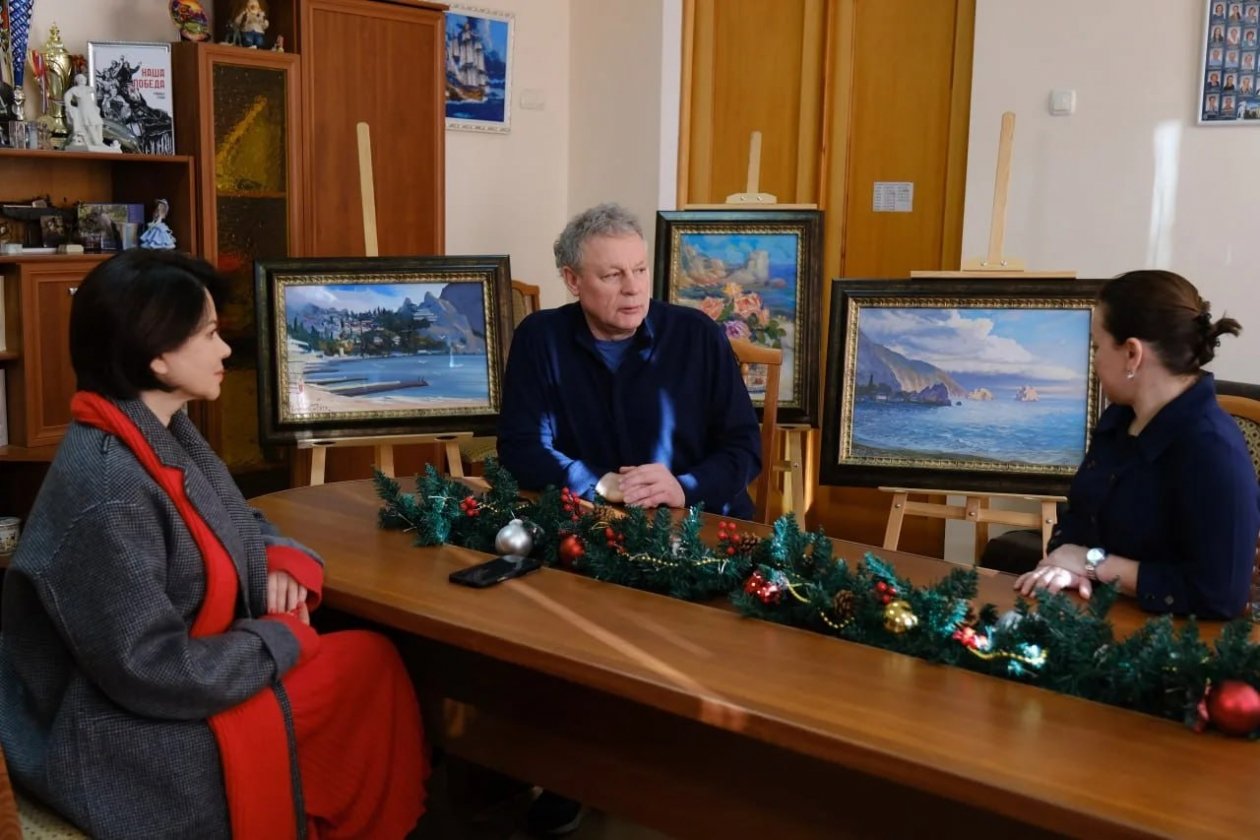 Семья Жигуновых подарили школе новые картины Соцсети Я. Павленко