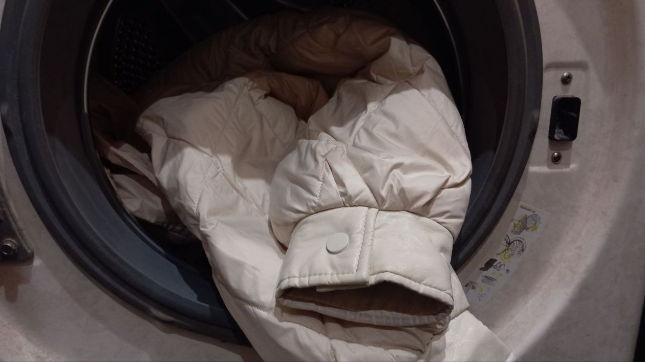 Протираю засаленный воротник куртки — и через 15 минут он как новый: больше не трачусь на химчистку ИА KrasnodarMedia.ru