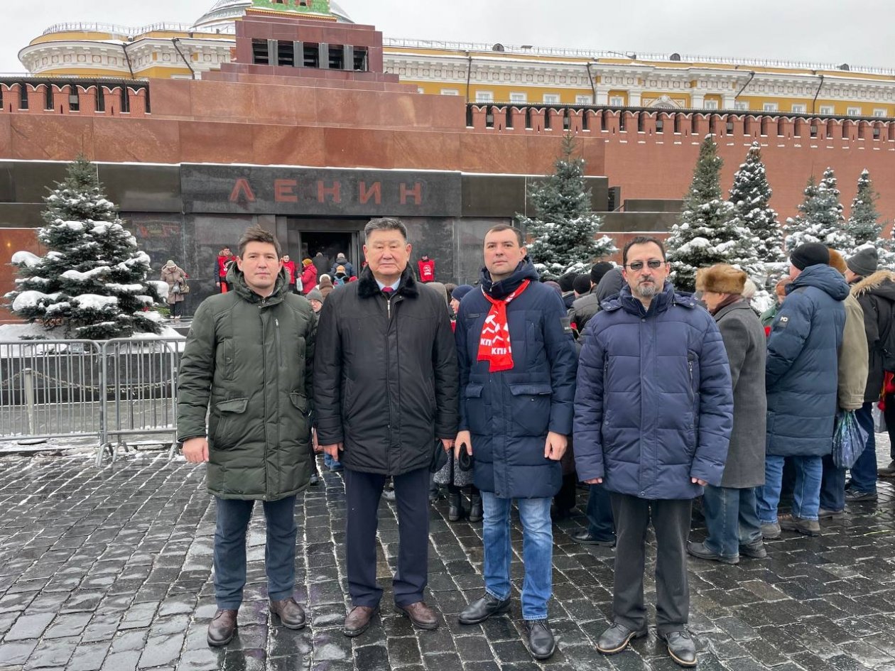 В День памяти вождя мирового пролетариата делегация из региона возложила цветы к Мавзолею КПРФ Бурятия
