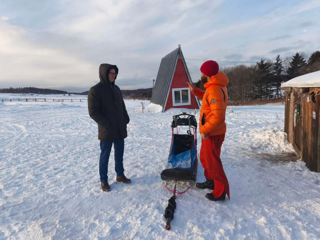 Справа: Денис Родичкин пресс-служба министерства туризма Сахалинской области