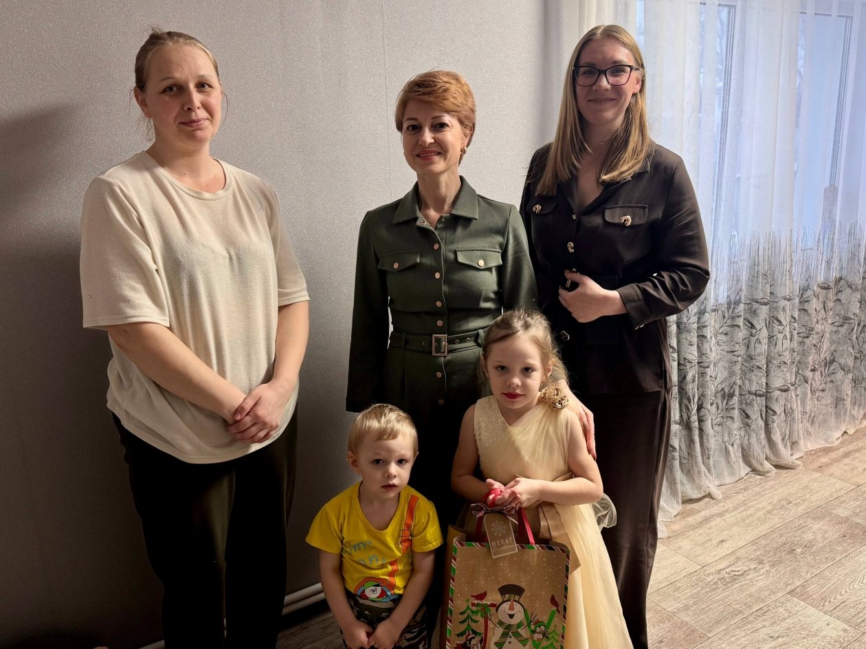 Мэр Томаринского района Ольга Манжара вручила новогодние подарки детям военнослужащего пресс-служба администрации Томаринского муниципального округа