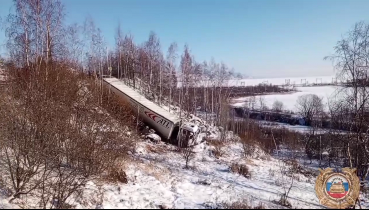 Фура слетела с дороги в кювет в Слюдянском районе Отдел пропаганды УГИБДД России по Иркутской области