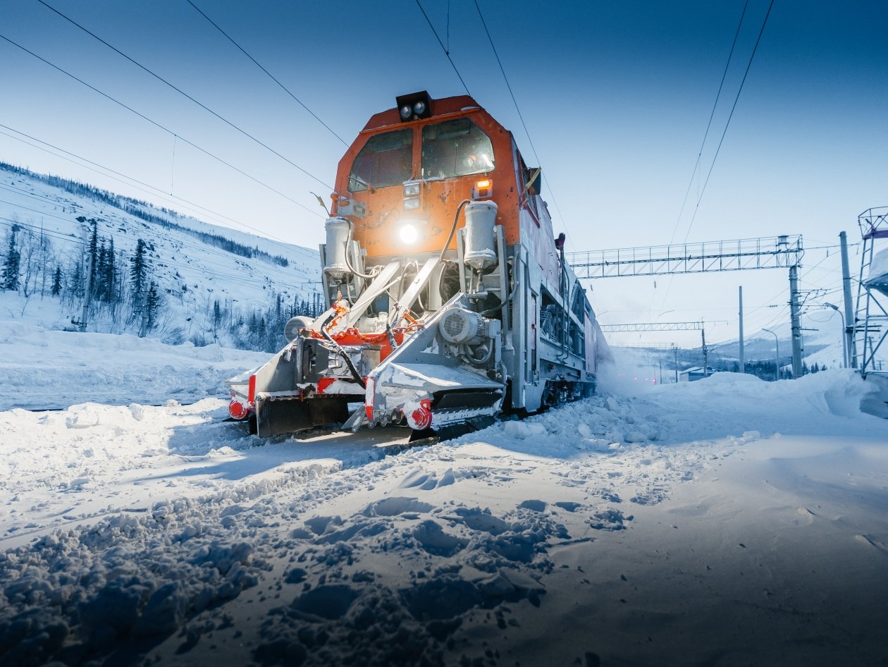 ВСЖД показала эффектные кадры работы суперпоезда на заснеженных перевалах Пресс-служба ВСЖД