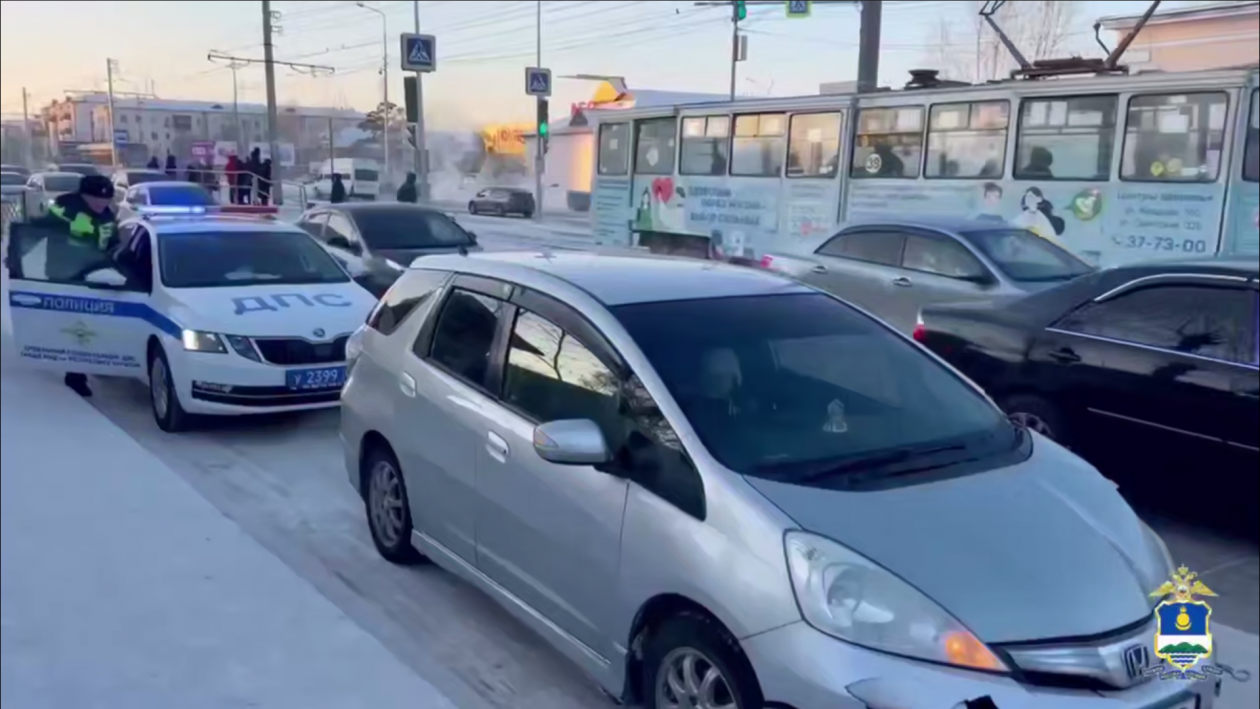 В Улан-Удэ подросток попал под машину, перебегая дорогу на &quotкрасный свет&quot ГИБДД по Бурятии