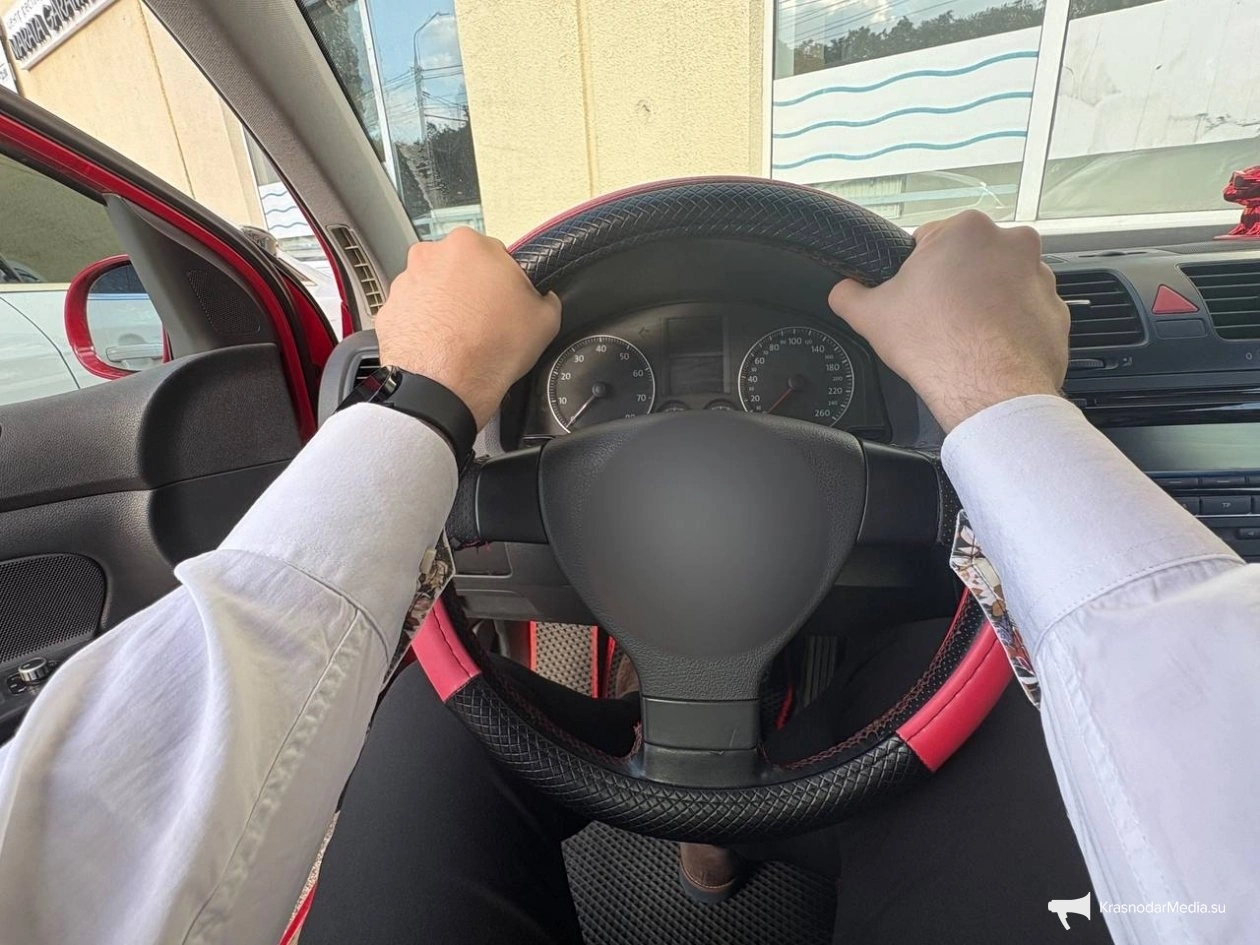 Руки на руле в позиции на &quot10&quot и &quot2&quot часа - теперь небезопасно: оптимальный хват ИА KrasnodarMedia