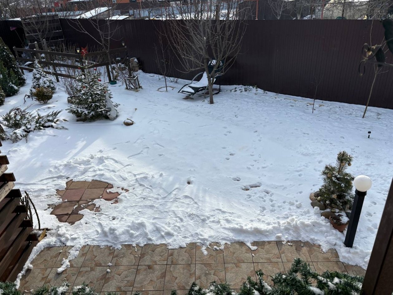 Посыпаю снег во дворе - тает как под знойным солнцем: лопату можно выбросить ИА KrasnodarMedia