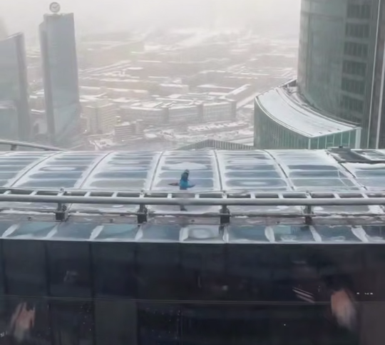 Мужчина оказался на крыше небоскреба Москва-Сити без страховки скрин из видео t.me/ENews112