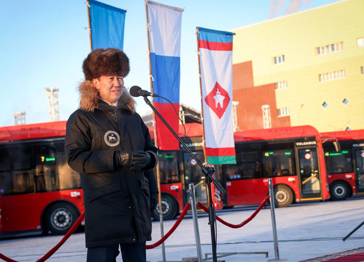 Айсен Николаев передал городу Якутску ключи от 50 автобусов &quotВолгабас&quot Мария Васильева, ЯСИА