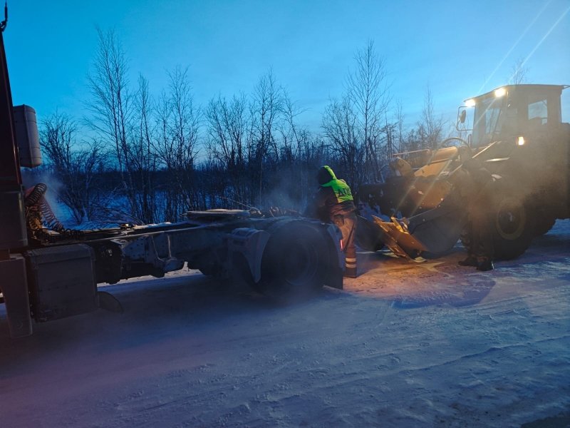 В Якутии инспекторы ДПС помогли дальнобойщику в устранении поломки большегруза МВД России по РС (Я)