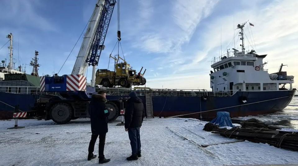 Погрузка снегоуборочной техники пресс-служба министерства транспорта и дорожного хозяйства Сахалинской области